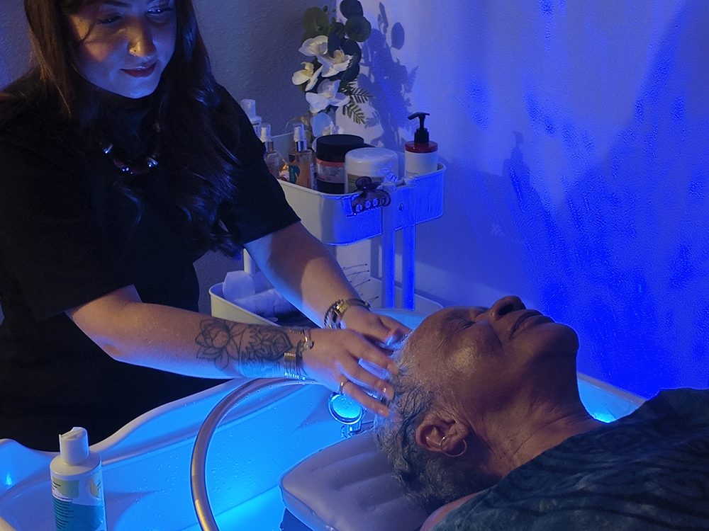 Brandy pendant le massage du cuir chevelu, au bac — B Harmony