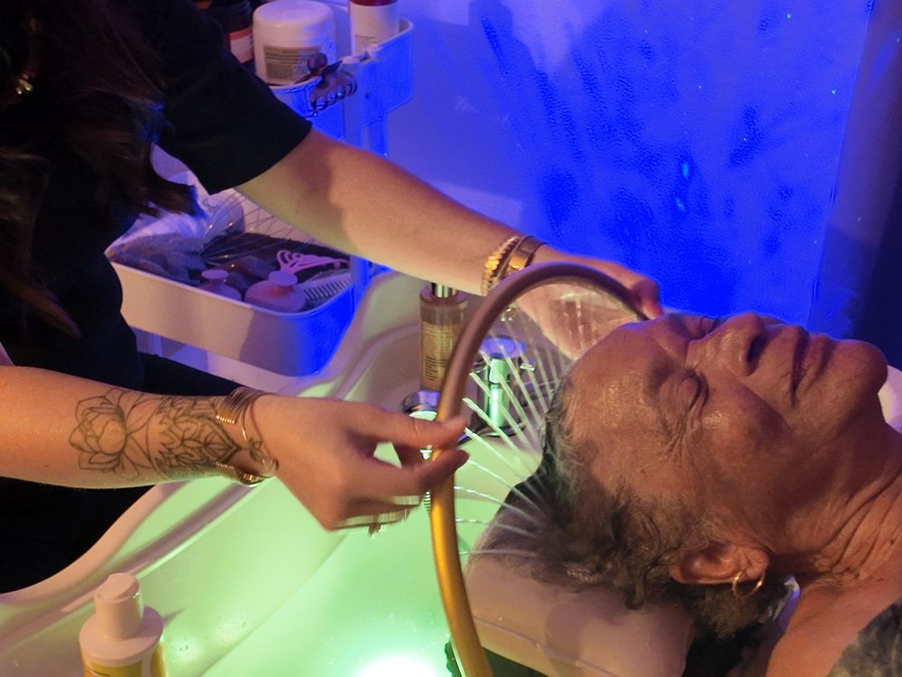Rinçage des cheveux sous l'arc de jets d'eau — B Harmony