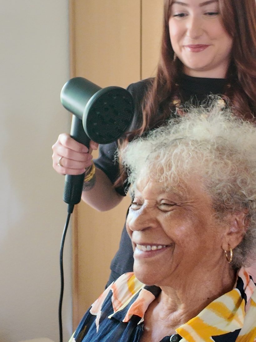 Cliente souriante au séchage, après son Head Spa — B Harmony